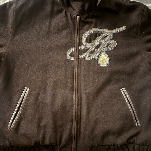 There’s black blue and a little bit of gold on the coat